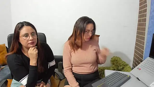 Snapshot of _girls_on_fire_ chatting on 6, 3, 2025 girls on fire online show from 6, 3, 2025