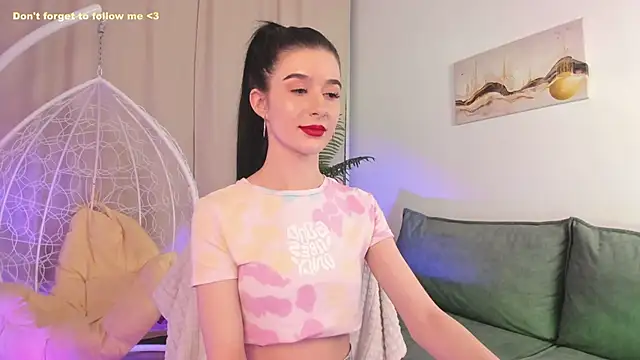 Snapshot of LauraCoy chatting on 4, 2, 2025 LauraCoy online show from 4, 2, 2025