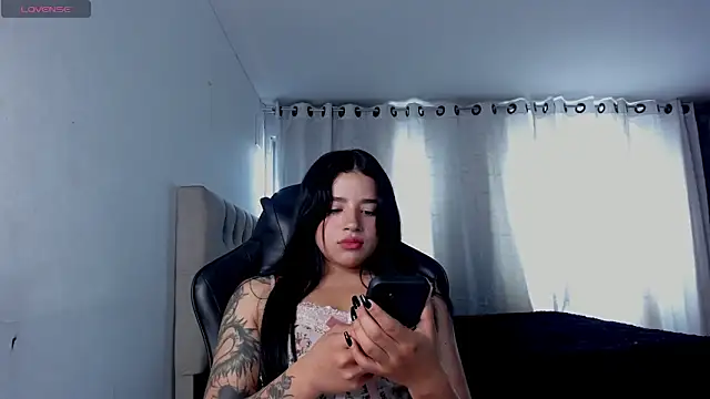 Snapshot of aliice_walker_ chatting on 17, 4, 2026 aliice walker online show from 17, 4, 2026