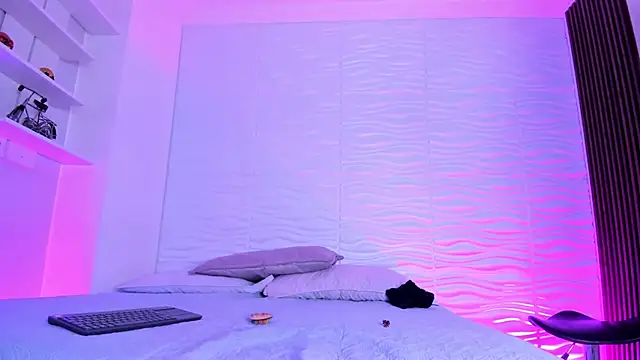 Snapshot of CamileHolmes chatting on 17, 10, 2025 CamileHolmes online show from 17, 10, 2025