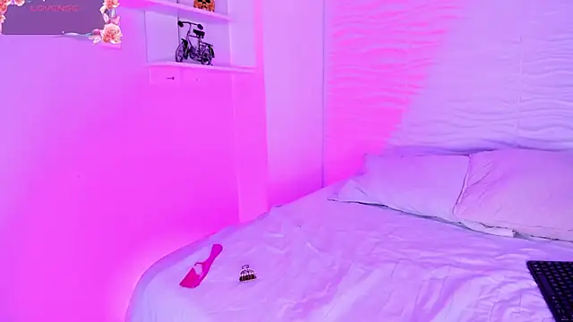 Snapshot of CamileHolmes chatting on 18, 10, 2025 CamileHolmes online show from 18, 10, 2025