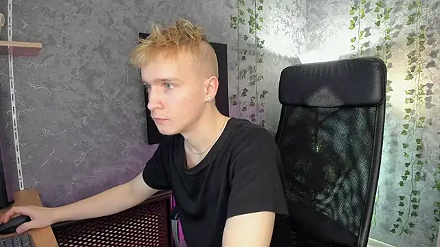 Snapshot of AlexxSweet chatting on 5, 1, 2025 AlexxSweet online show from 5, 1, 2025