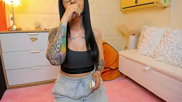 Snapshot of naughtycleo chatting on 17, 4, 2026 naughtycleo online show from 17, 4, 2026