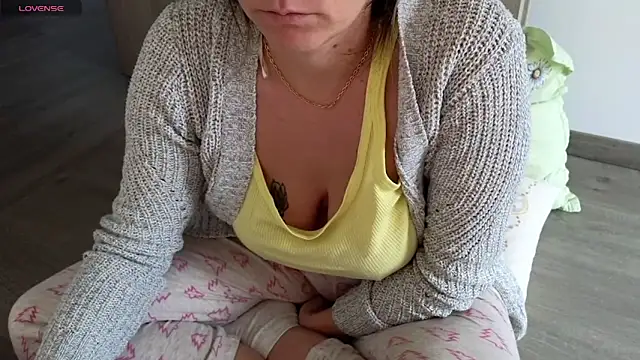 Snapshot of Claraxxxxx chatting on 16, 12, 2024 Claraxxxxx online show from 16, 12, 2024