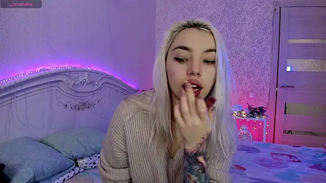 LillyMoure  online show from 15, 11, 2025