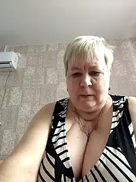 Snapshot of EffectFiona chatting on 5, 1, 2025 EffectFiona online show from 5, 1, 2025