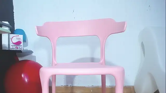 girl squiting online show from 31, 12, 2024