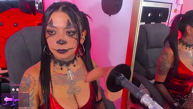 Snapshot of Kadarah chatting on 9, 10, 2025 Kadarah online show from 9, 10, 2025