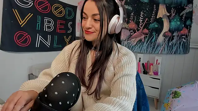 Snapshot of LovelyAzucena chatting on 6, 11, 2025 LovelyAzucena online show from 6, 11, 2025