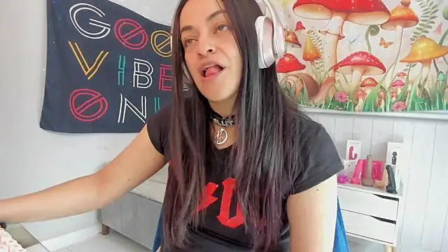 Snapshot of LovelyAzucena chatting on 11, 11, 2025 LovelyAzucena online show from 11, 11, 2025