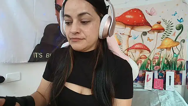 Snapshot of LovelyAzucena chatting on 10, 7, 2026 LovelyAzucena online show from 10, 7, 2026