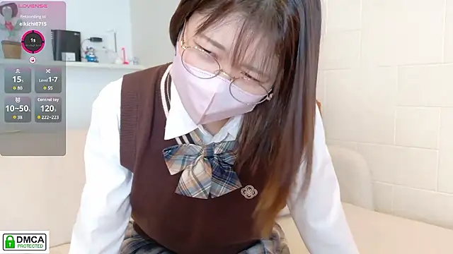 Snapshot of SUZU_ chatting on 8, 10, 2025 SUZU  online show from 8, 10, 2025