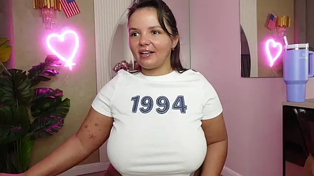 Snapshot of CelesteBailey chatting on 4, 4, 2026 CelesteBailey online show from 4, 4, 2026