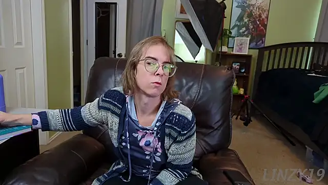 Linzy 19 online show from 8, 1, 2025