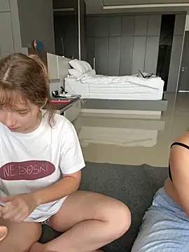 Nura n Sarah online show from 8, 11, 2025