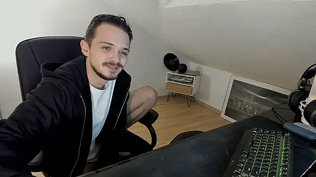 Snapshot of naked_psy chatting on 22, 10, 2025 naked psy online show from 22, 10, 2025