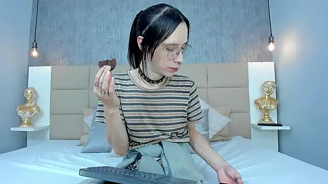 Snapshot of Hecatee_77 chatting on 6, 3, 2026 Hecatee 77 online show from 6, 3, 2026