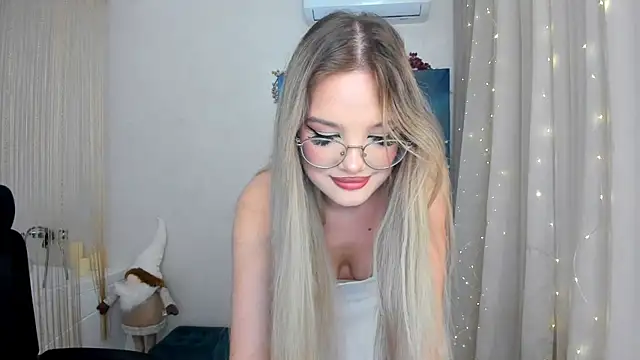Snapshot of FloweryLove_1 chatting on 12, 1, 2025 FloweryLove 1 online show from 12, 1, 2025