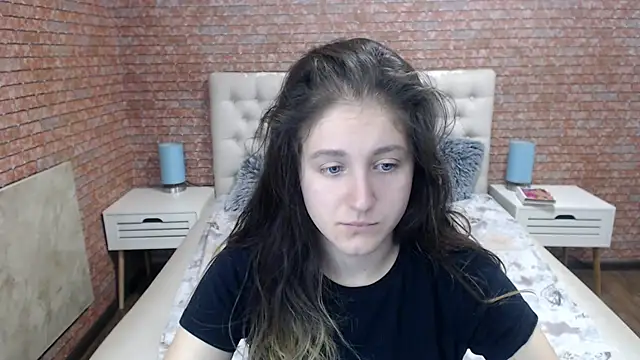 Holliy Cooper online show from 17, 9, 2025