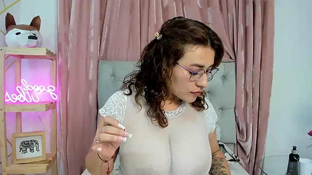 Snapshot of alix_bay chatting on 17, 2, 2025 alix bay online show from 17, 2, 2025