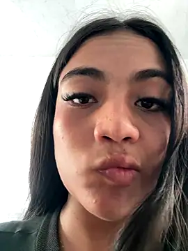 Snapshot of Chiqui_cute chatting on 12, 10, 2025 Chiqui cute online show from 12, 10, 2025