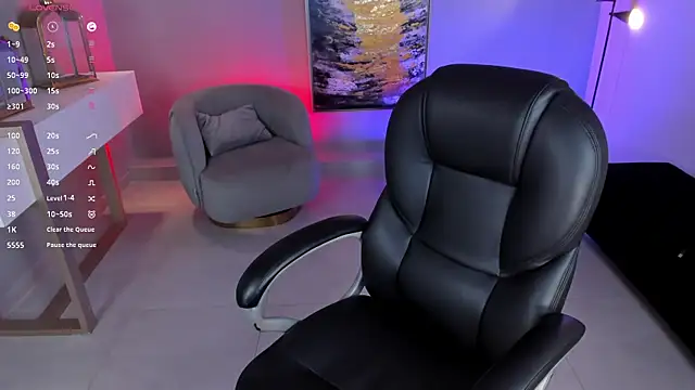 LizzHamilton   online show from 12, 1, 2025
