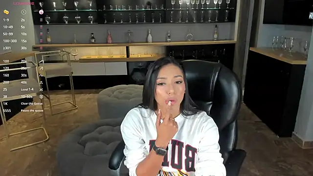 LizzHamilton   online show from 19, 1, 2025