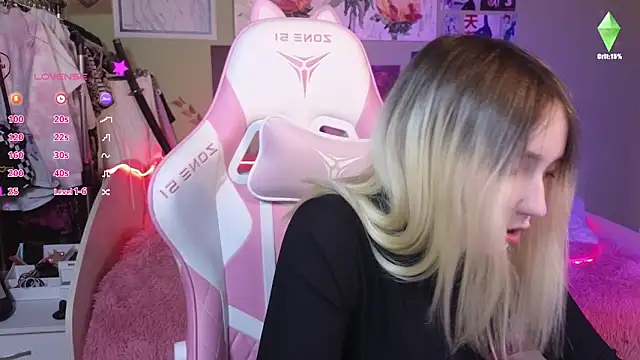 Snapshot of Evie_Ro chatting on 16, 12, 2024 Evie Ro online show from 16, 12, 2024