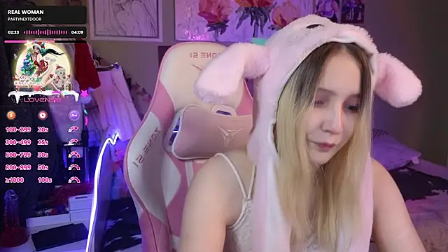 Snapshot of Evie_Ro chatting on 5, 1, 2025 Evie Ro online show from 5, 1, 2025
