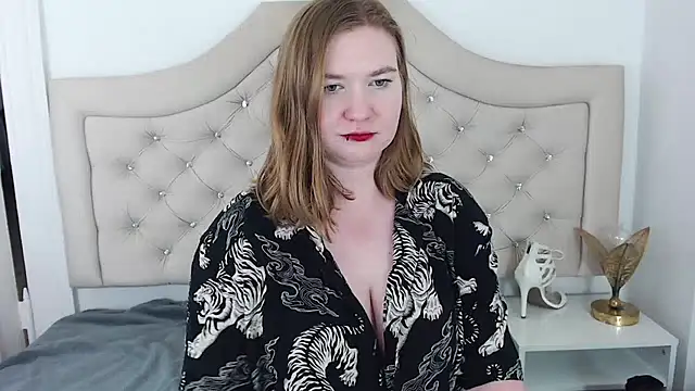 LaraDream online show from 1, 1, 2025